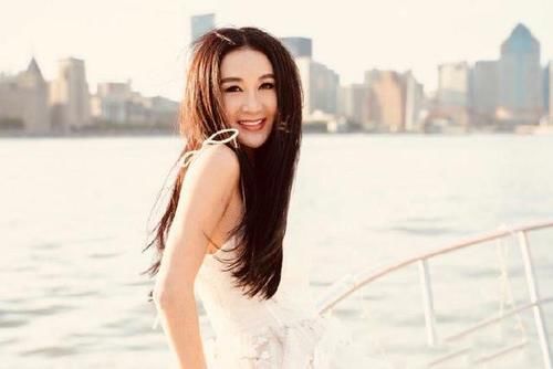 54岁温碧霞晒照向老公示爱，20年前的金童玉女，再同框时像父女