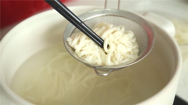 一个人不想做饭的时候就整碗茄汁凉面吧,简单