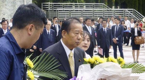 日本自民党干事长到访映秀 悼念汶川地震遇难者