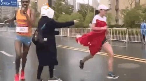 苏州马拉松强递国旗事件,两位志愿者是个人有