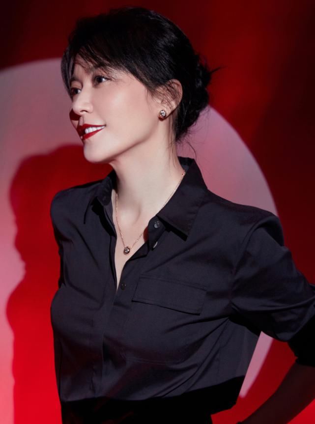 俞飞鸿堪称东方赫本，一身黑色连体裤高级大气，骨子里散发气质