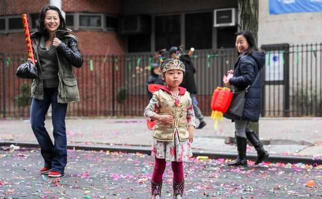 实拍美国华人街：不许放鞭炮，华人们用彩纸代替，一样喜气洋洋