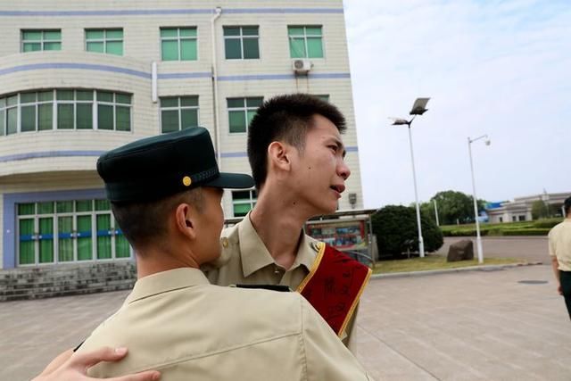 含泪挥手别 火箭军驻浙某部欢送退伍老兵