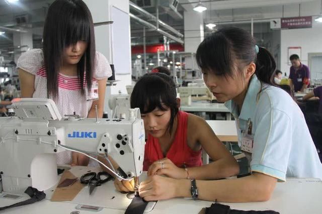 在服装厂上班的打工妹,为何比在电子厂上班工
