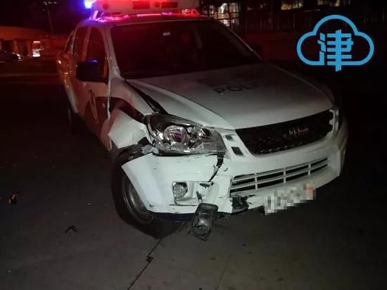 天津一白色奥迪突然掉头逆行撞上警车 它怎么了
