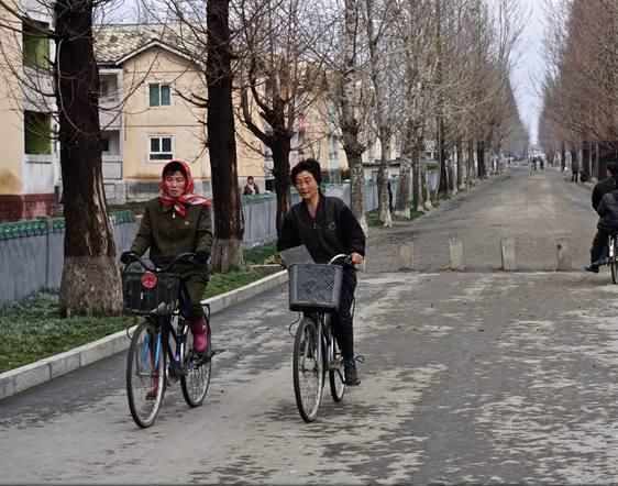 实拍朝鲜：百姓出门骑自行车，买面包的女兵颜值动人