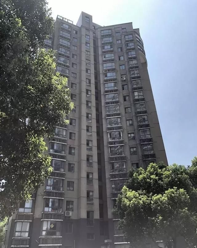 新港公寓7岁女童从11楼坠下,?被发现时,弟弟正扒在窗口…… 澳博开户
