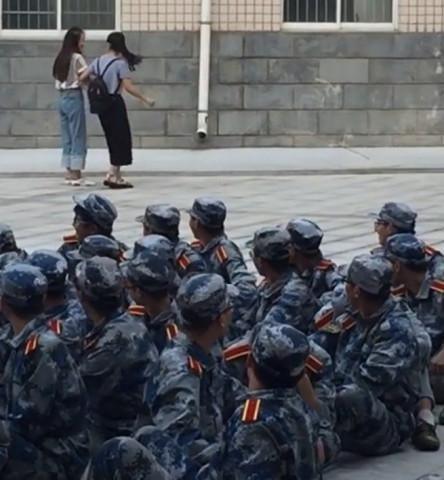 抖音最皮军训,一首歌把学姐唱到走不动路,网