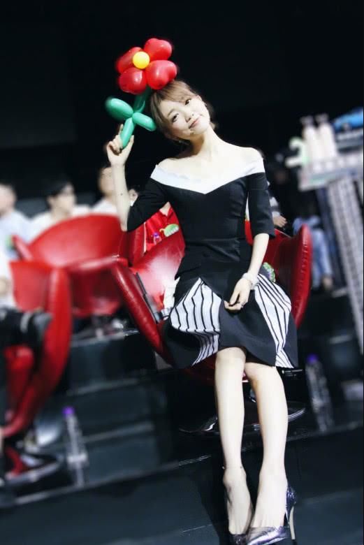 她和鹿晗撞脸,曾被大鹏拿手机照上面,精通增