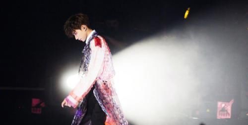 王源对工作人员