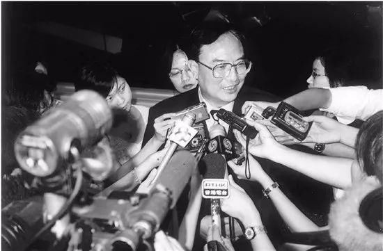 广东山东两强省主官公开亮啥短?