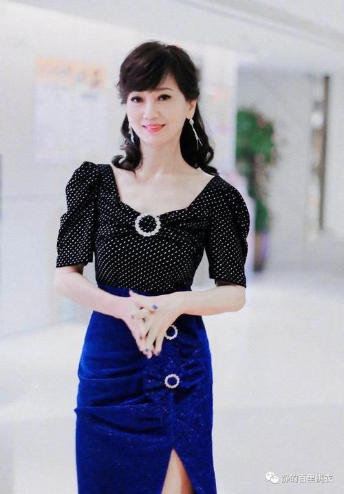 赵雅芝冻龄有秘诀，波点上衣搭丝绒裙秀出好身材，穿得如此精致