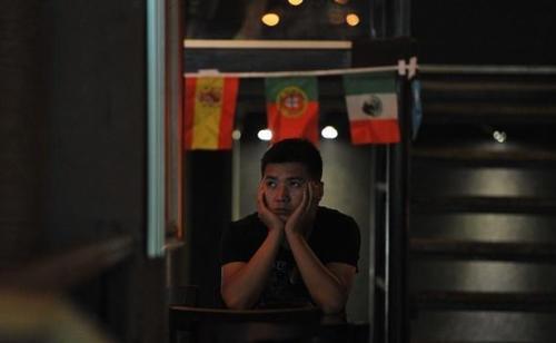 睡到半夜突然间醒来,嘴巴发干又发苦,或许是这