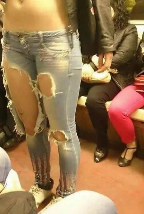 搞笑GIF:挤完地铁之后,我的裤子就变这样了 搞笑GIF:挤完地铁之后,我的裤子就变这样了
