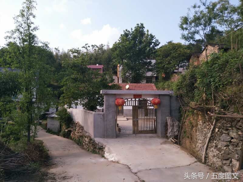 鄂东北农村的颠倒，城里人回乡建别墅住田园，村里人比着买房进城