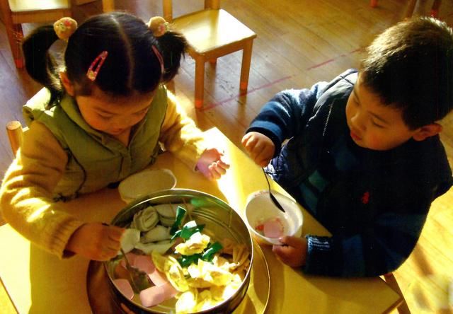 幼儿园小班区角活动主题:娃娃家之嗑瓜子、吃