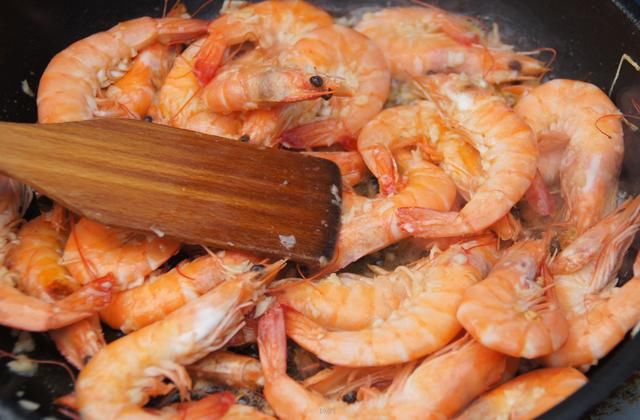 吃虾的时候你们会连皮一起吃吗?那么吃虾皮有