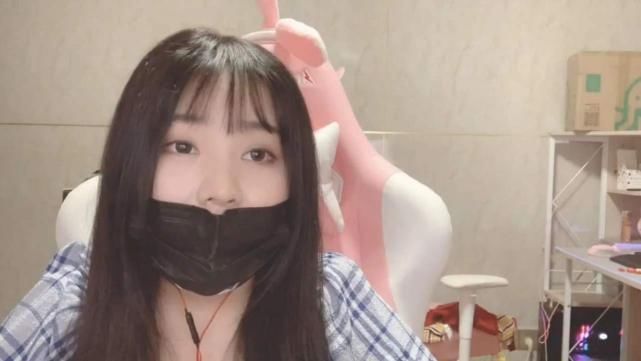 小团团国庆还不休息?开播仅10分钟,取下口罩与观众互动,网友:素颜太美