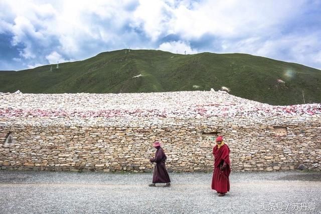 一人丢一块石头，结果成为世界最大的石堆，据说已达20亿