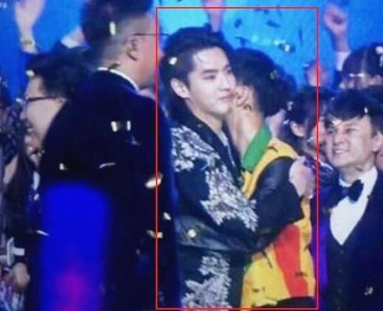 黄子韬和吴亦凡世纪大和解,跨年演唱会上相互