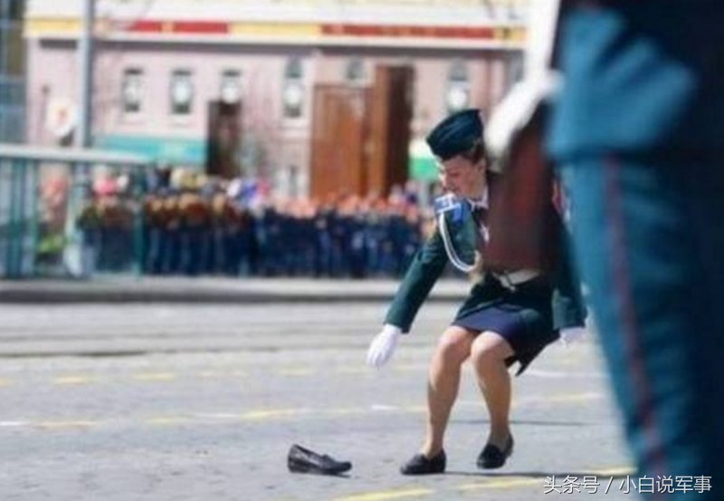 盘点世界各国阅兵式上女兵的四个尴尬瞬间!难道是军队伙食太好了