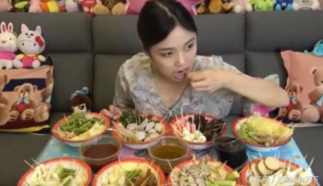 天气冷了美女出门吃麻辣烫,吃东西都这么漂亮!_【今日爆点】