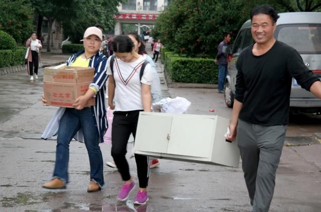 2018年高考结束,家长帮考生搬运物品离校,手抱