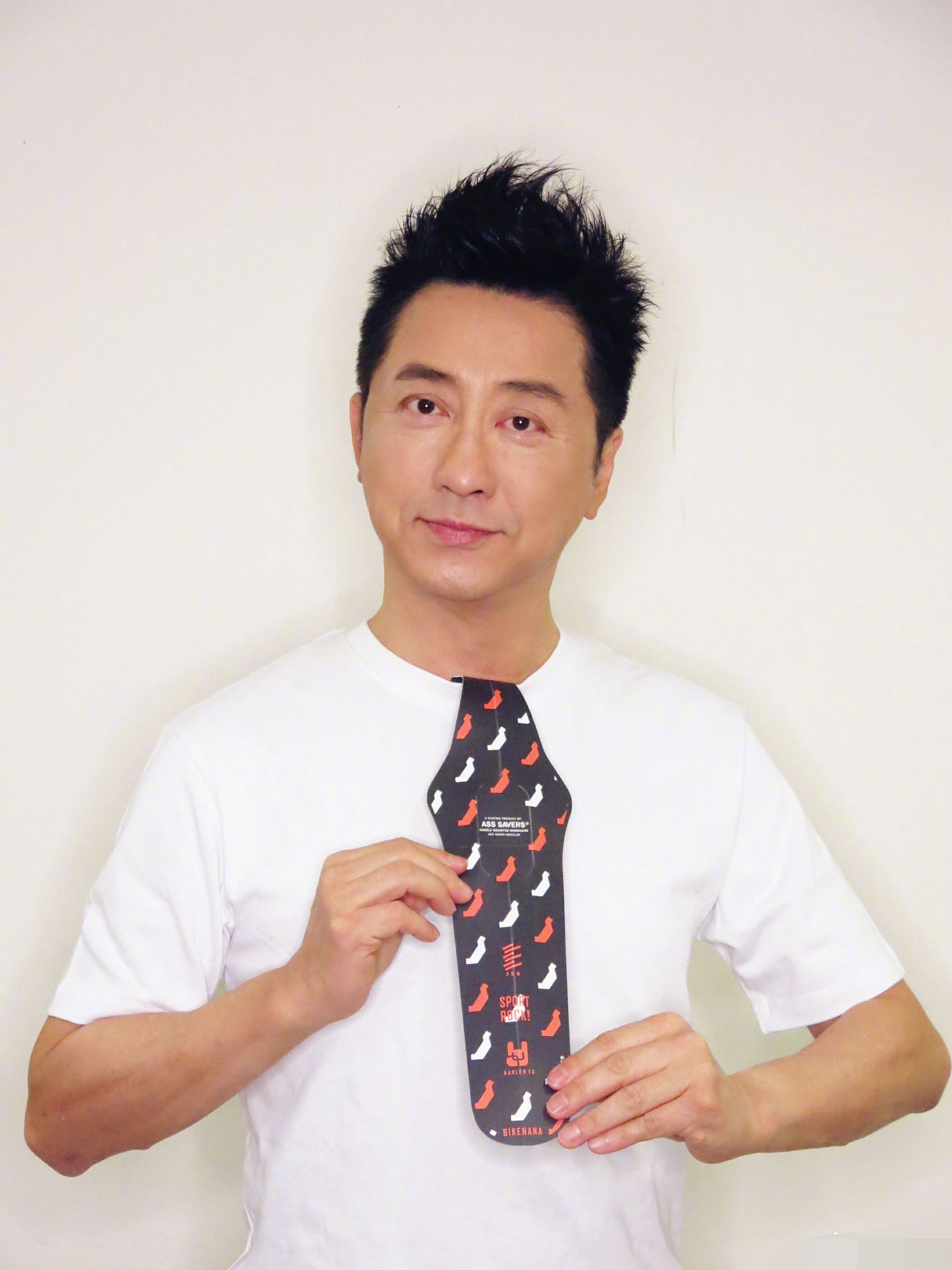 59岁庾澄庆晒近照，儿子女装风波后首亮相，为小14岁娇妻买菜
