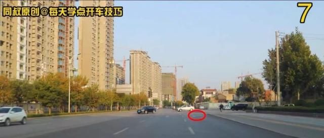 路口黄灯持续闪烁