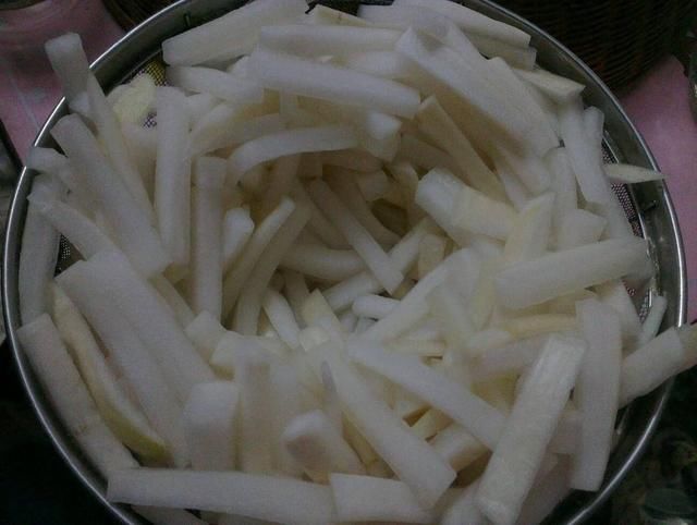 老奶奶腌制的白萝卜比肉都好吃,酸甜脆特别爽口,40年经验分享