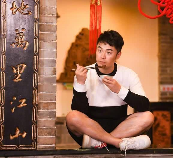 和王思聪住一个小区,他才是跑男团里的富豪,网