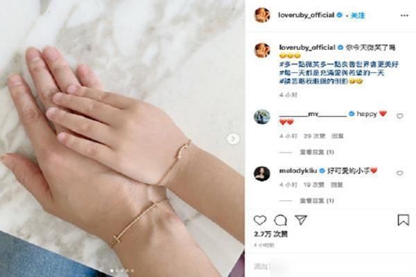 林心如霍建华外出游玩，女儿小海豚意外亮相，母女同框十分有爱