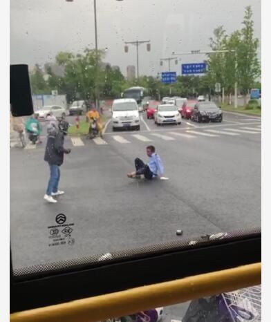 无锡一电动车闯红灯差点被公交撞上 车主司机互殴街头