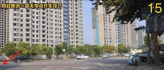 路口黄灯持续闪烁