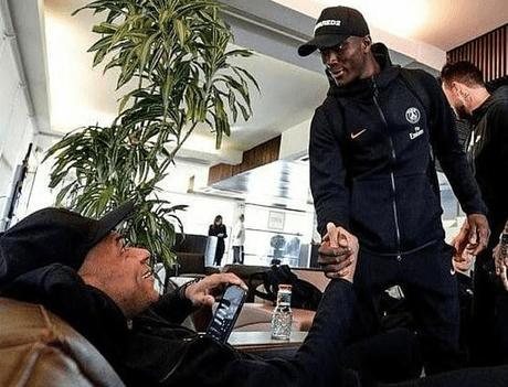 姆巴佩被拍查看巴萨赛程 盼欧冠再次约战梅西