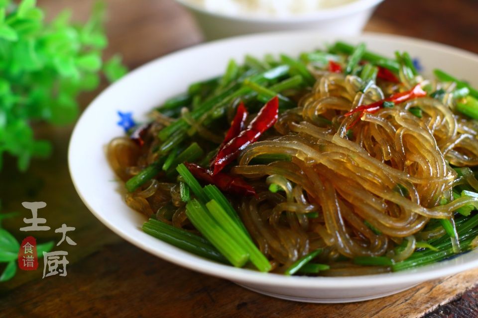 最正宗的芹菜炒粉条，简单美味，上桌抢着吃，口口香喷喷