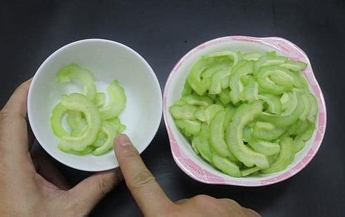 苦瓜切片加冰糖泡水,这个作用来得太及时,知道
