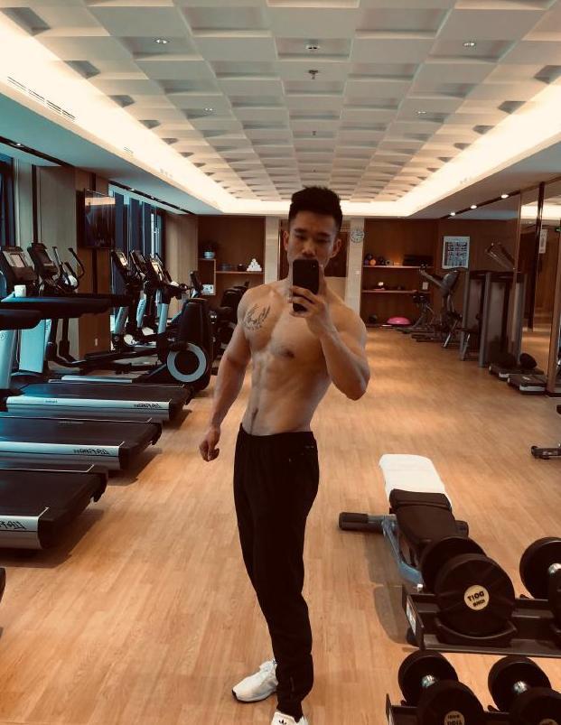 健身从不吃补剂, 全凭挥汗如雨的撸铁, 自律的男