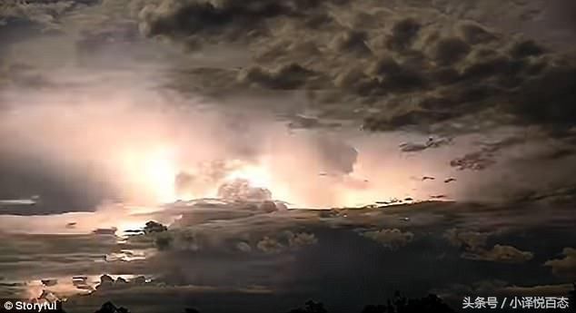 澳大利亚出现超级闪电暴，夜空如昼场面壮观