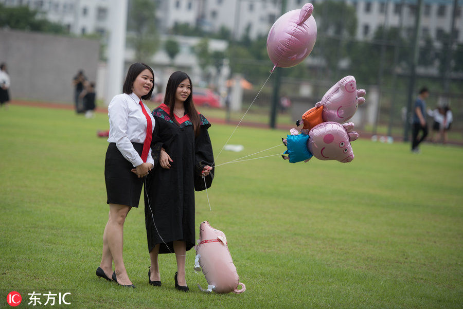 拍毕业照惊现小猪佩奇 还有横幅请班主任开个