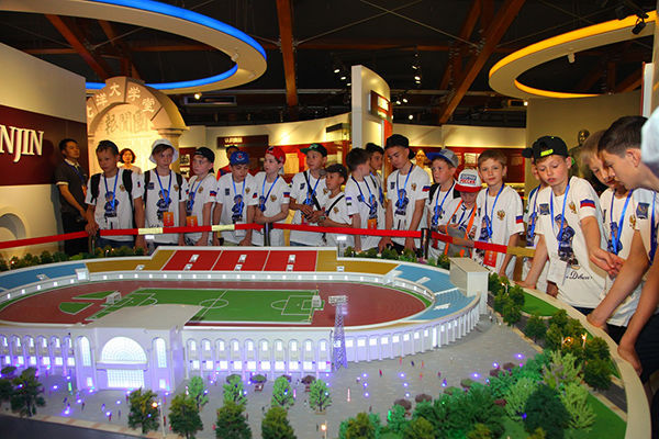 俄罗斯冰球小将走进体博 共享天津体育文化盛