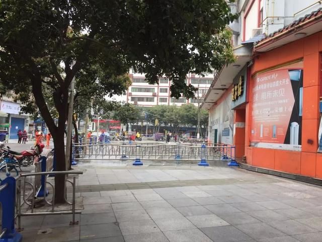 江油一中对面的小吃摊全被拆了