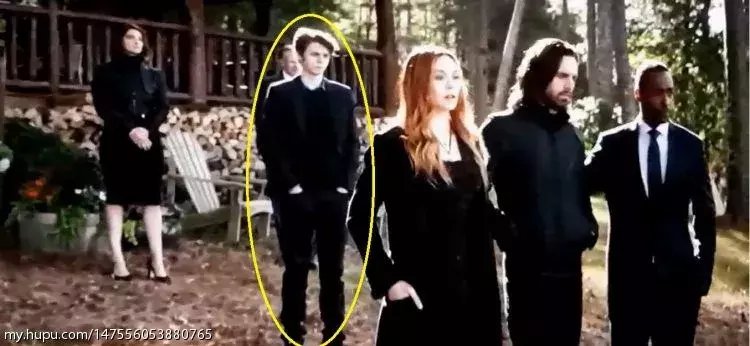 求问这个参加钢铁侠葬礼的年轻人是谁呀?怎么