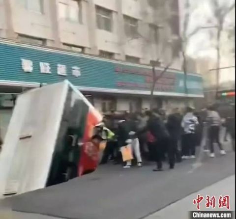 西宁路面塌陷已致9人遇难