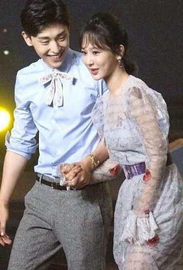 陈小春哭到鼻头红肿,旁边应采儿却捂嘴偷笑,Ja