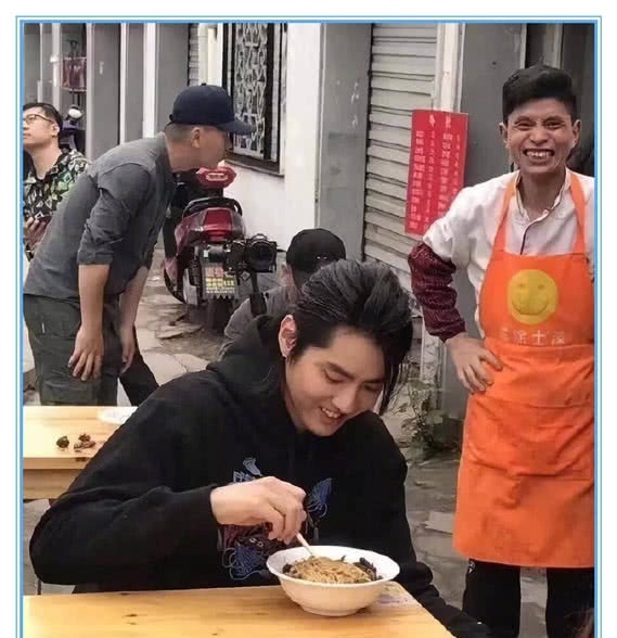 吴亦凡现身面馆,人气暴涨却导致整改,网友:老板