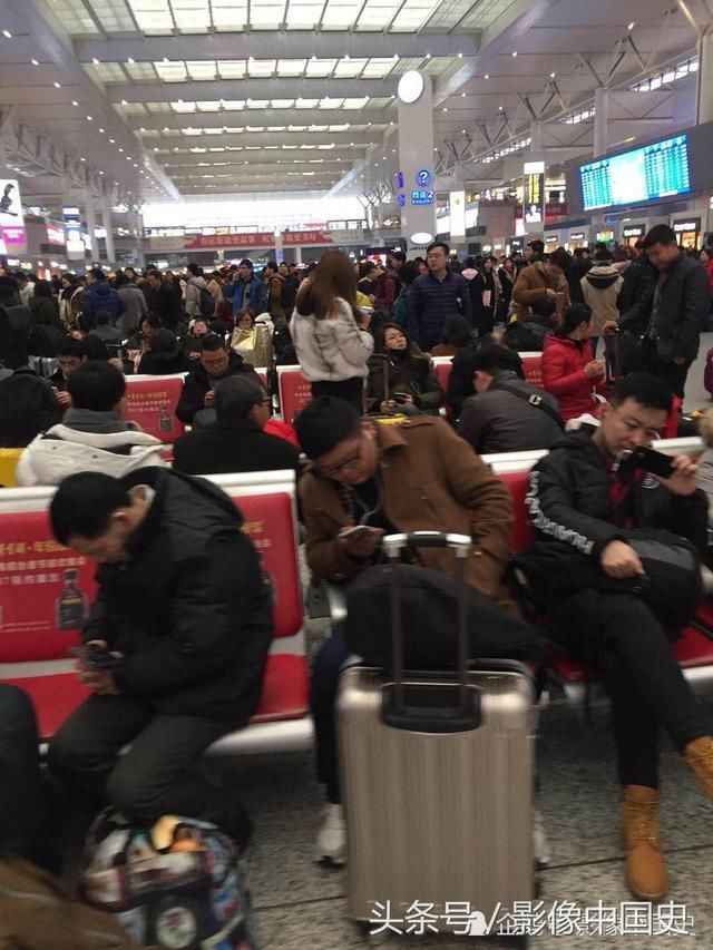上海虹桥高铁站春运景象：千山万水挡不住游子回家过年 现场图