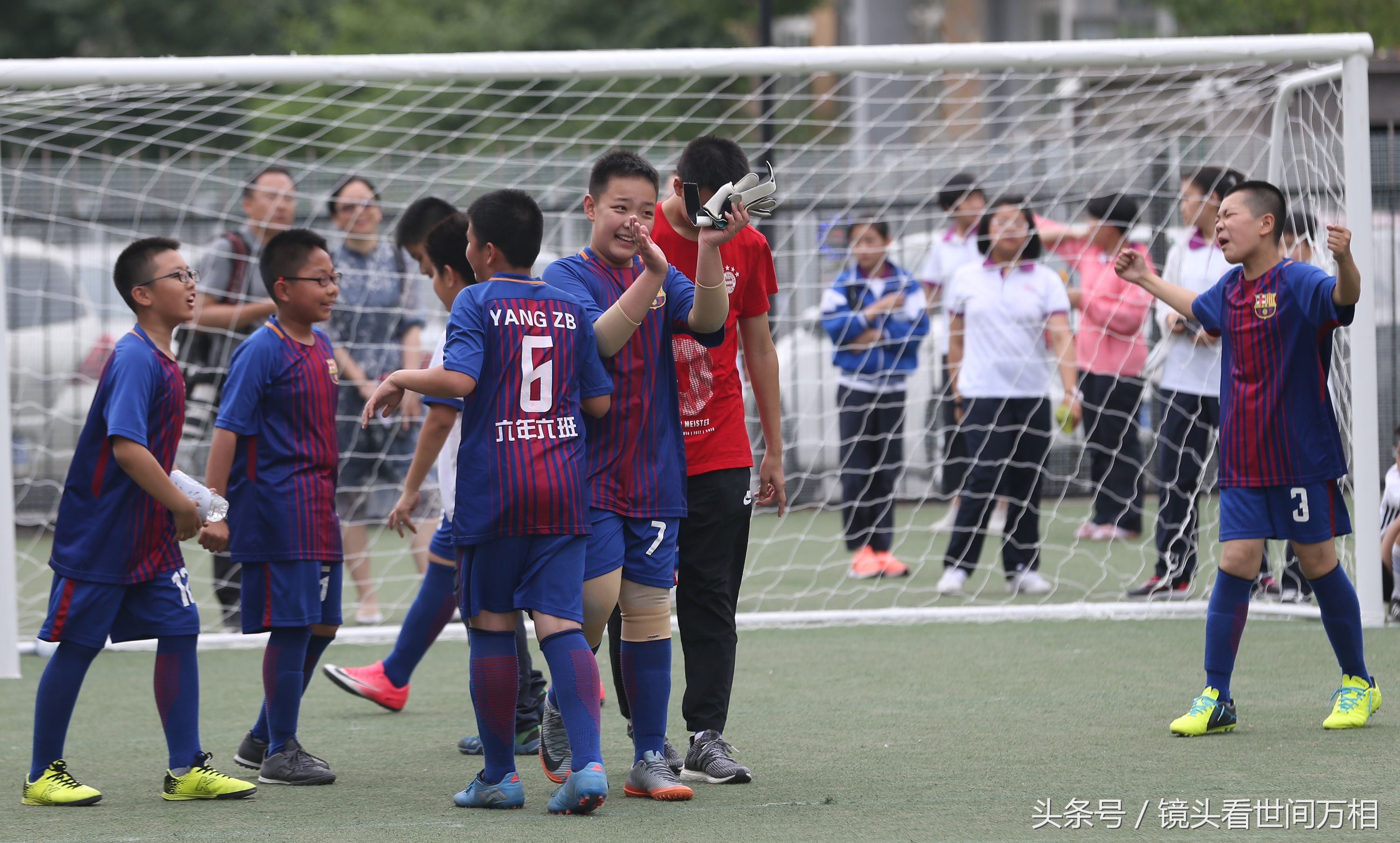 根廷 等队现身球场 小学足球赛上演点球大战_