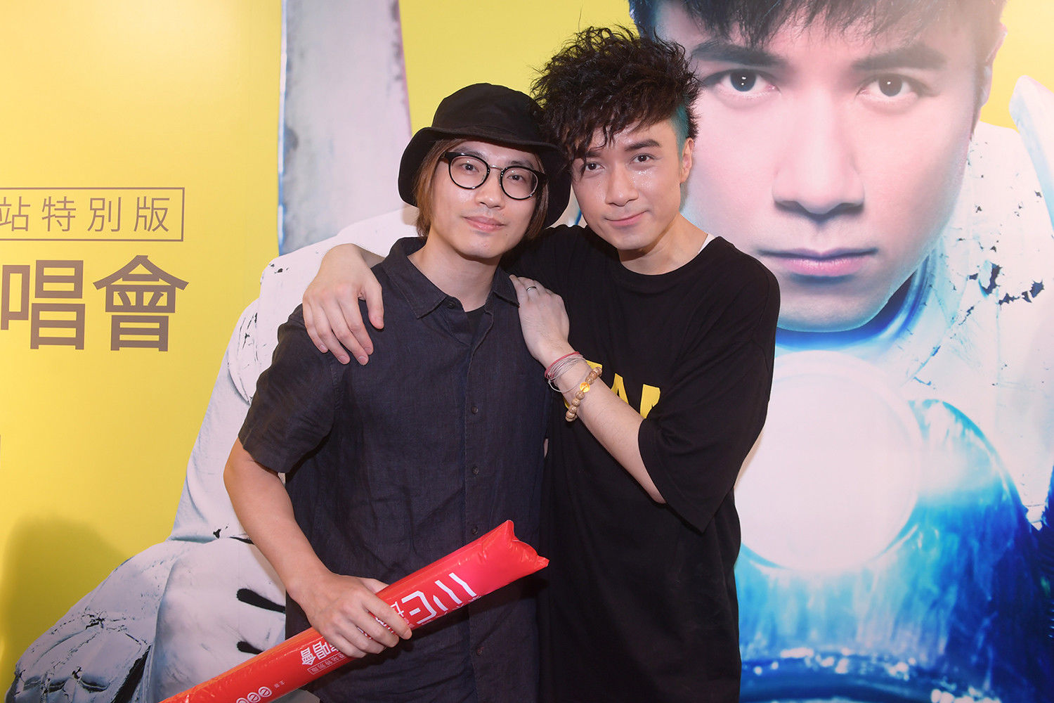 古巨基巡回演唱会获好友郑伊健现身助唱 再现