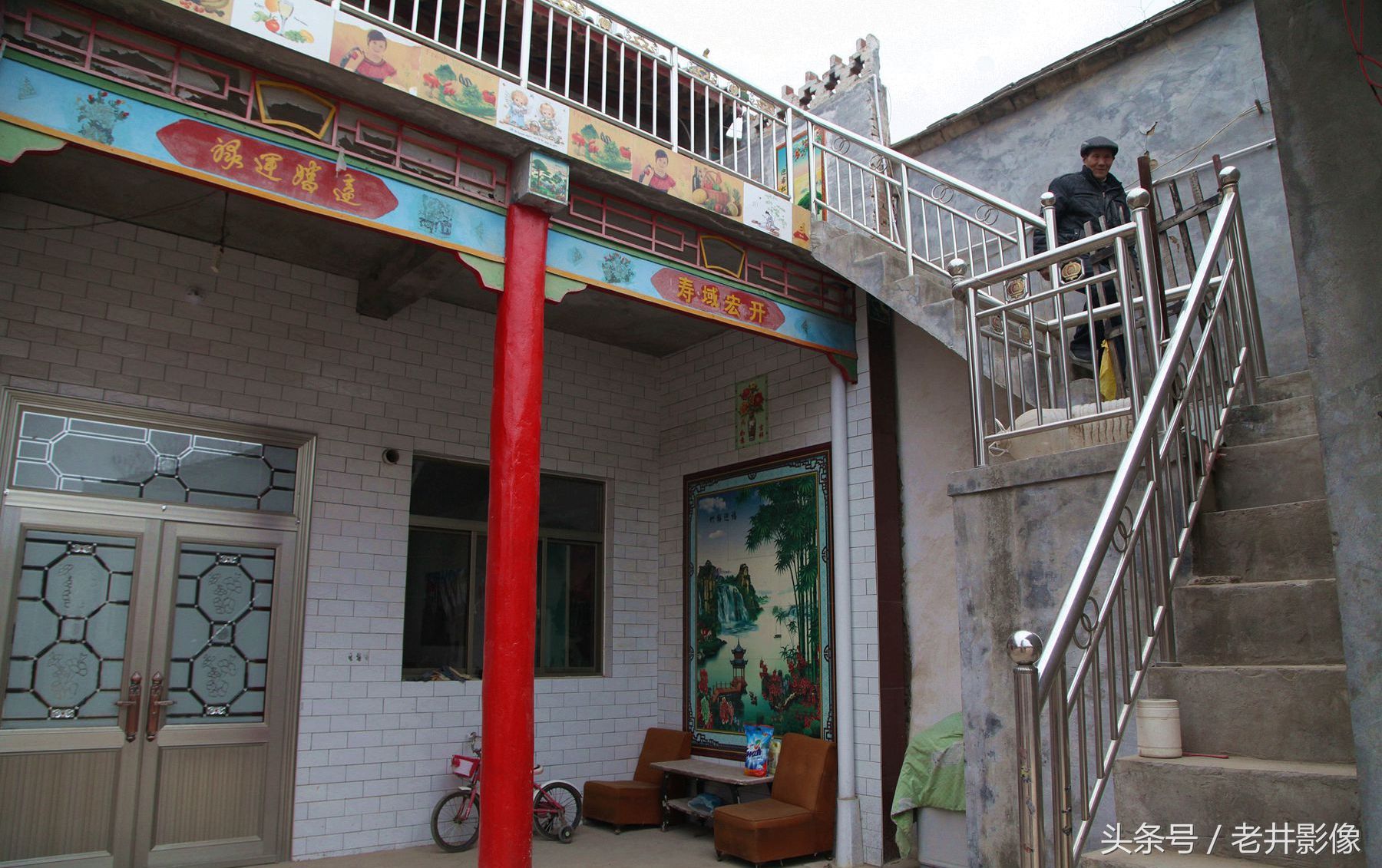 农村7旬老人不用施工队,1个人建起豪宅,为的是对得起师傅的手艺
